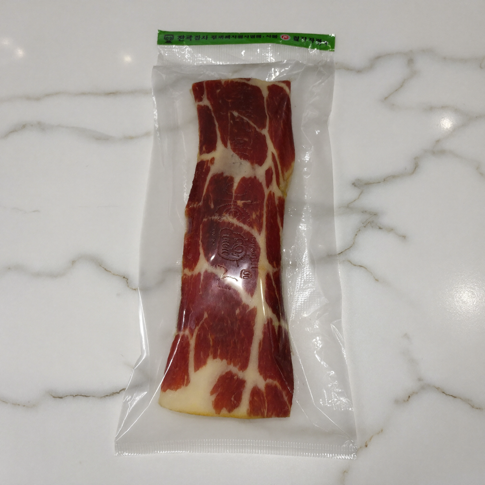 건조 힘줄 형태의 씹는 간식